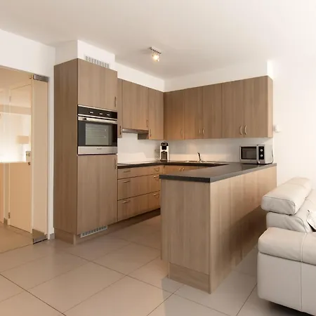 In Near The Seawall 오스텐드