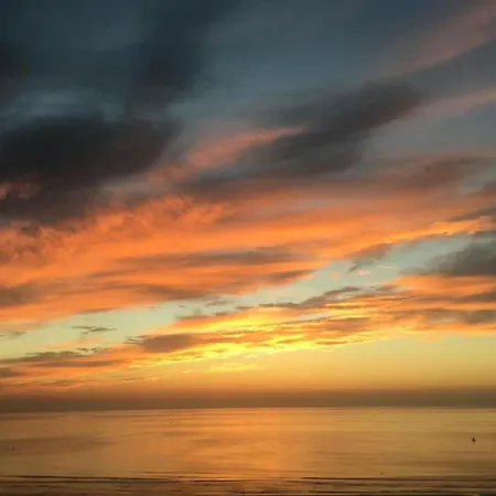 In Near The Seawall Apartment *