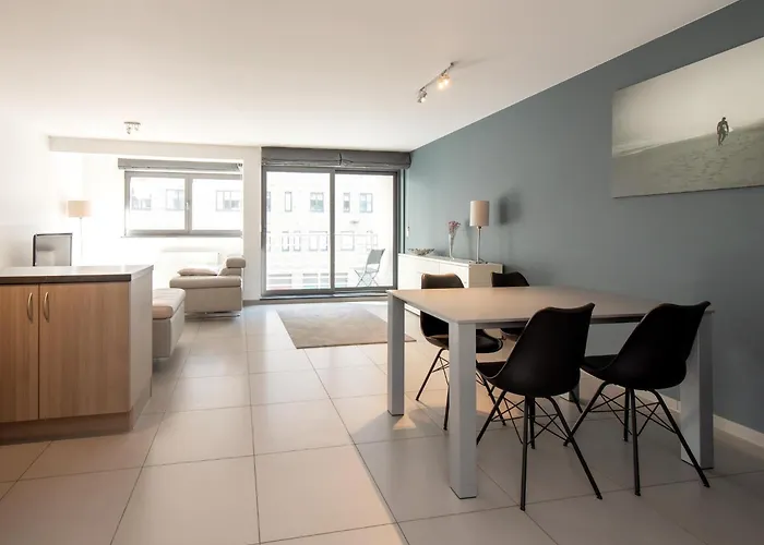 In Near The Seawall * Ostende