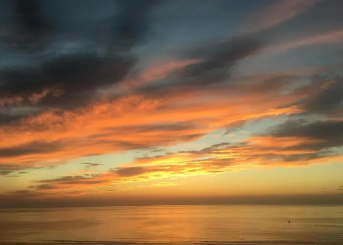 In Near The Seawall Apartment *