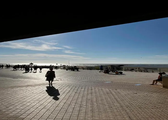 In Near The Seawall 奥斯滕德