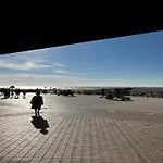 In Near The Seawall Οστένδη